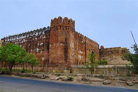 Gujrat this place where u can see this beautiful palace.